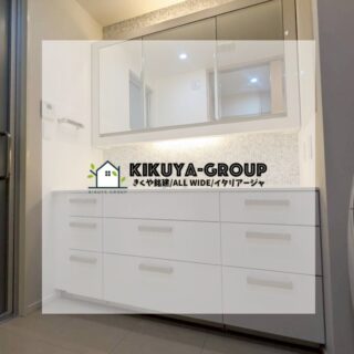 洗面化粧台の交換工事を行いました✨
施工前は、落ち着いた茶色の天板に置き型の洗面ボウル。カウンター上に物を置くスペースはあるものの、少し生活感が出やすい状態でした。

施工後は、清潔感のある白い一体型カウンターへリニューアル。
継ぎ目のないフラットなデザインで、お掃除もしやすくスッキリとした印象に仕上がりました🧼

また、天板とボウルが一体になったことで水はねもしにくく、日々の使い勝手も向上しています。
三面鏡やモザイクタイルの雰囲気はそのままに、明るく洗練された洗面空間へ✨

毎日使う場所だからこそ、機能性とデザインの両立が大切ですね。

――――――――――――

✔ 天板や洗面まわりの雰囲気を明るくしたい
✔ 置き型ボウルからスッキリした形に変えたい
✔ お手入れしやすい洗面台にしたい

そんなお悩みがある方は、
リフォームで大きく変わります。

ご相談・お見積りは無料です📩
まずはお気軽にご連絡ください✨

――――――――――――

「家族の笑顔をつくる家づくり」

#東京都 #江戸川区 #新堀 
#笑顔が集まる家づくり 
#マイホーム #家族 #家 
#洗面台リフォーム #洗面化粧台交換
 #きくや銘建 #オールワイド #イタリアージャ